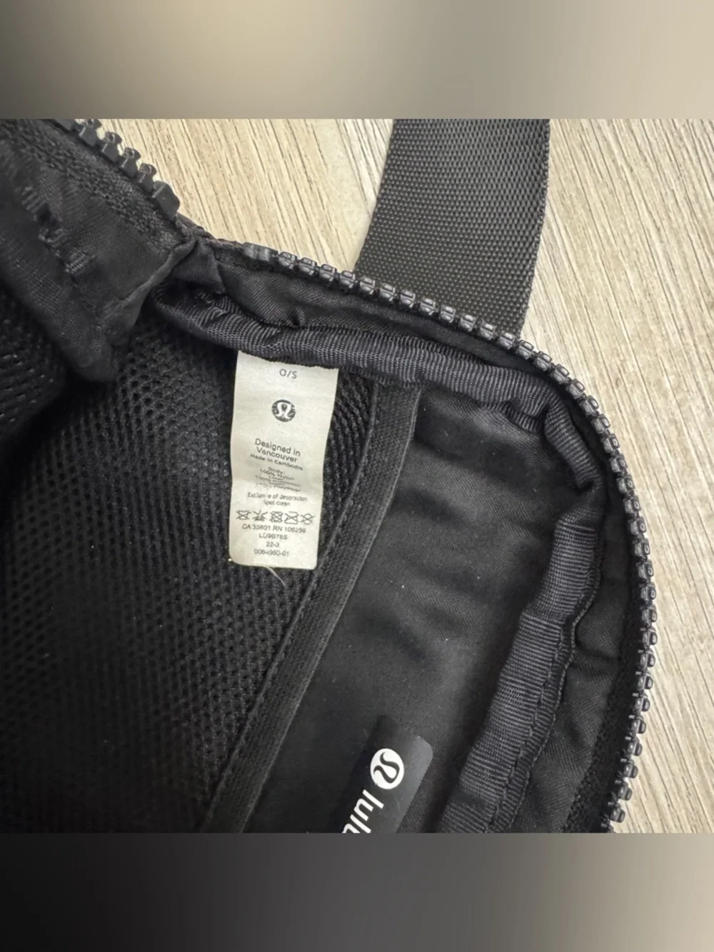 Lululemon Everywhere Belt Bag 1L 🖤 - Picture 6 of 7